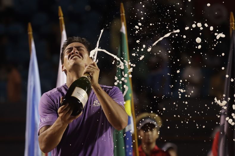 El argentino Sebastián Báez celebra tras vencer a su compatriota Mariano Navone en la final del torneo de Río el domingo 25 de febrero del 2024. (AP Foto/Bruna Prado)