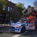 Varios taxis de Waymo arden cerca del Centro Metropolitano de Detención en el centro de Los Ángeles, el domingo 8 de junio de 2025, tras la protesta del día anterior contra las redadas migratorias. (AP Foto/Eric Thayer)