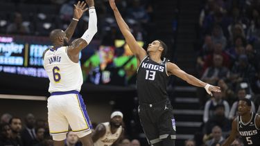 LeBron anota 37 puntos en triunfo de Lakers sobre Kings