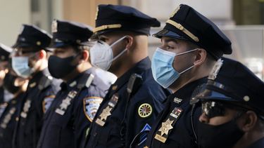 nyc exige que policias y bomberos se vacunen contra covid-19