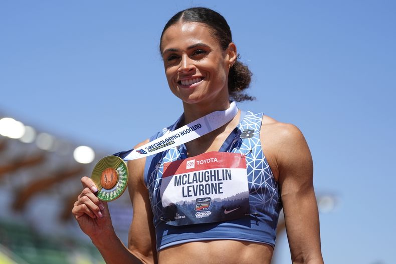 Sydney McLaughlin-Levrone muestra su medalla de oro después de ganar la final femenina de 400 metros durante el encuentro de atletismo del Campeonato de EE. UU. en Eugene, Oregón, el sábado 2 de agosto de 2025. (AP Photo/Ashley Landis)