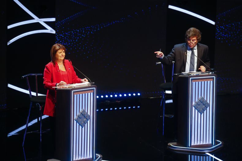 El candidato presidencial de la coalición Libertad Avanza, Javier Milei, a la derecha, se dirige a su rival Patricia Bullrich, de Juntos por el Cambio, durante un debate el domingo 8 de octubre de 2023, en Buenos Aires. (Agustin Marcarian, Pool via AP)