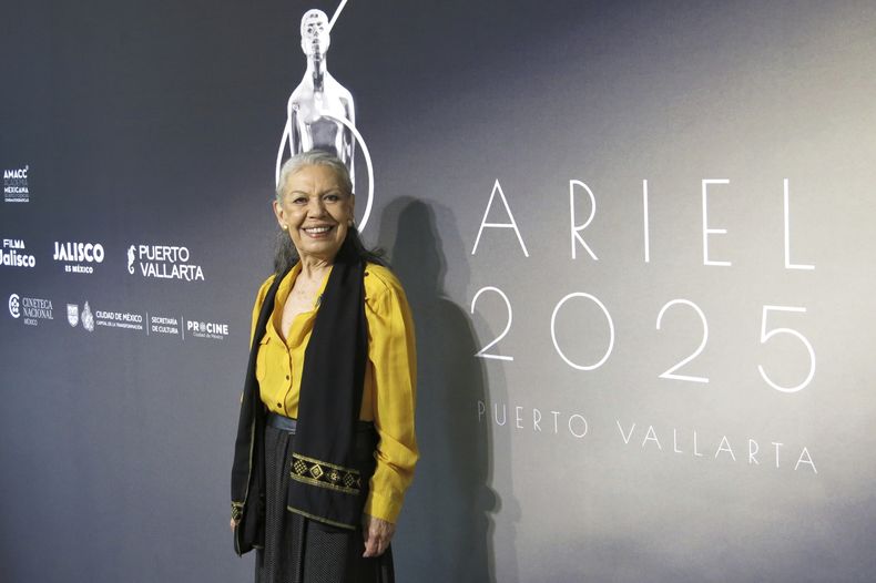 La actriz Luisa Huertas de la película No nos moverán posa para un retrato en la 67ª edición del almuerzo de los nominados al Premio Ariel de México en la Ciudad de México, el miércoles 20 de agosto de 2025. (Foto AP/Berenice Bautista)