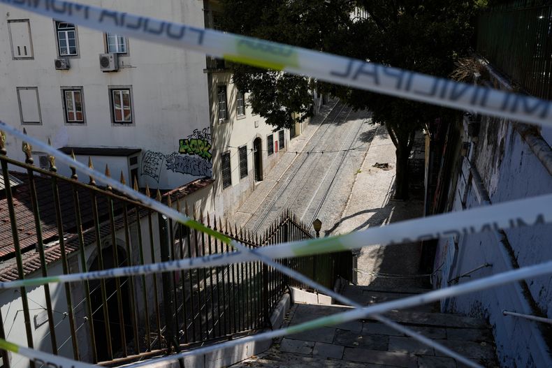 Acceso a las vías del Funicular Gloria acordonadas después de un descarrilamiento, el 5 de septiembre de 2025, en Lisboa. (AP Foto/Armando Franca, Archivo)