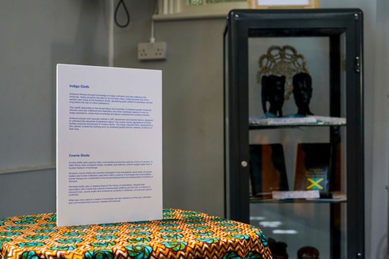 Una exhibición con artefactos en una iglesia en Londres el 6 de septiembre del 2026. (AP foto/Alberto Pezzali)