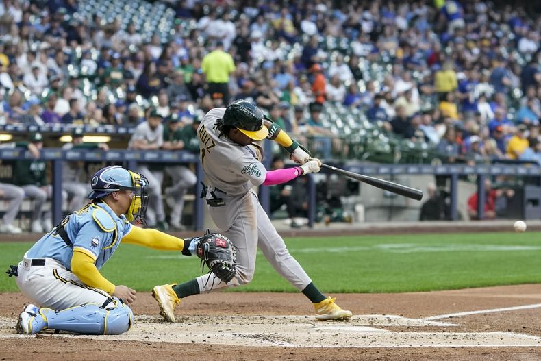 El dominicano Esteury Ruiz, de los Atléticos de Oakland batea un sencillo productor en el segundo inning del juego ante los Cerveceros de Milwaukee, el viernes 9 de junio de 2023 (AP Foto/Morry Gash)