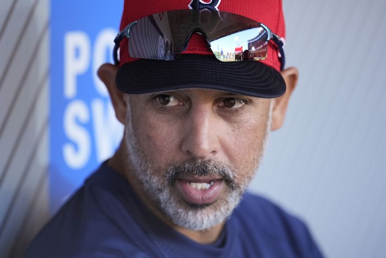 El mánager de los Medias Rojas de Boston Alex Cora durante una rueda de prensa previo al juego contra los Angelinos de Los Ángeles, el 6 de abril de 2024. (AP Foto/Marcio José Sánchez)