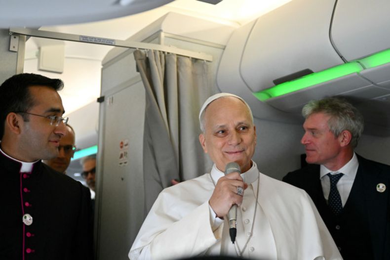 El papa León XIV habla con periodistas en su vuelo con destino al aeropuerto internacional Houari Boumédiène de Argel, el lunes 13 de abril de 2026, al inicio de un viaje apostólico de 11 días a África. (Alberto Pizzoli/Pool Foto via AP)