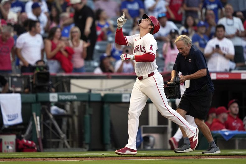 Mickey Moniak de los Angelinos de Los Ángeles hace un gesto tras su jonrón de tres carreras en la primera entrada ante los Dodgers de Los Ángeles el miércoles 4 de septiembre del 2024. (AP Foto/Mark J. Terrill)