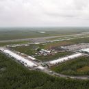 Esta imagen aérea muestra las instalaciones de Entrenamiento y Transición Dade-Collier para detener a inmigrantes, las cuales han sido apodadas Alcatraz de los caimanes, en los Everglades, el viernes 4 de julio de 2025, en Ochopee, Florida. (AP Foto/Rebecca Blackwell)