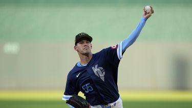Cole Ragans, abridor de los Reales de Kansas City, lanza en el primer inning del duelo del viernes 17 de mayo de 2024, ante los Atléticos de Oakland (AP Foto/Charlie Riedel)