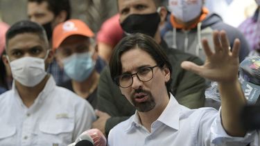 venezuela: opositor deja embajada chile tras estar refugiado