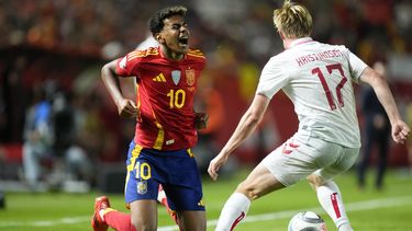 El español Lamine Yamal, a la izquierda, y el danés Victor Kristiansen luchan por el balón durante el partido de fútbol del grupo 4 de la Liga de Naciones de la UEFA entre España y Dinamarca en Murcia, España, el sábado 12 de octubre de 2024. (AP Foto/José Bretón)