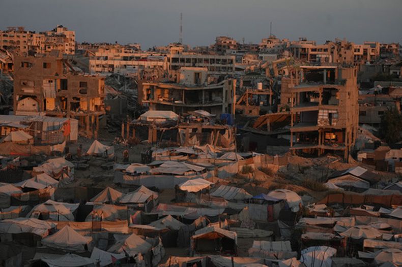 Carpas que albergan a palestinos desplazados se ven entre edificios dañados por la guerra en Ciudad de Gaza, el sábado 26 de septiembre de 2026. (AP Foto/Jehad Alshrafi)