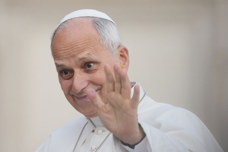 El papa León XIV saluda mientras llega a su audiencia general semanal en la Plaza de San Pedro, en el Vaticano, el miércoles 28 de octubre de 2026. (AP Foto/Gregorio Borgia)