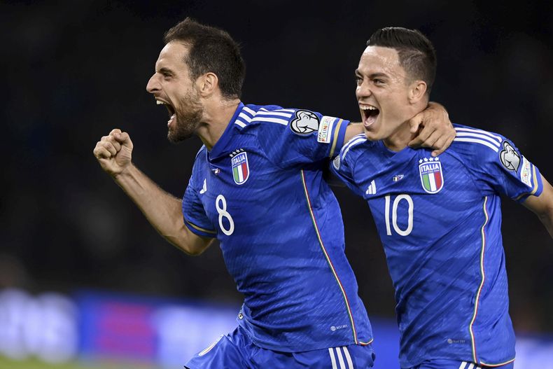 El italiano Giacomo Bonaventura celebra tras anotar el primer gol de la selección en el encuentro del Grupo C de la eliminatoria al Campeonato Europeo ante Malta el sábado 14 de octubre del 2023. ( Fabio Ferrari/LaPresse via AP)