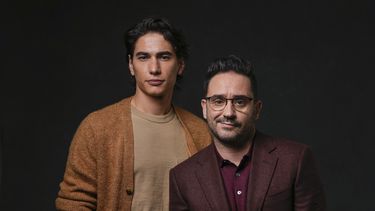 ARCHIVO - El actor Enzo Vogrincic, izquierda, y el director J. A. Bayona posan para un retrato para promover la película La sociedad de la nieve el 27 de octubre de 2023, en Los Ángeles. La sociedad de la nieve fue la película más galardonada de los Premios Platino el 20 de abril de 2024. (Foto AP/Ashley Landis, archivo)