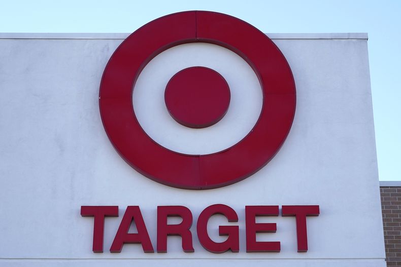 ARCHIVO - El logotipo de Target afuera de una tienda en Westwood, Massachusetts, el 20 de diciembre de 2022. (AP Foto/Steven Senne, Archivo)