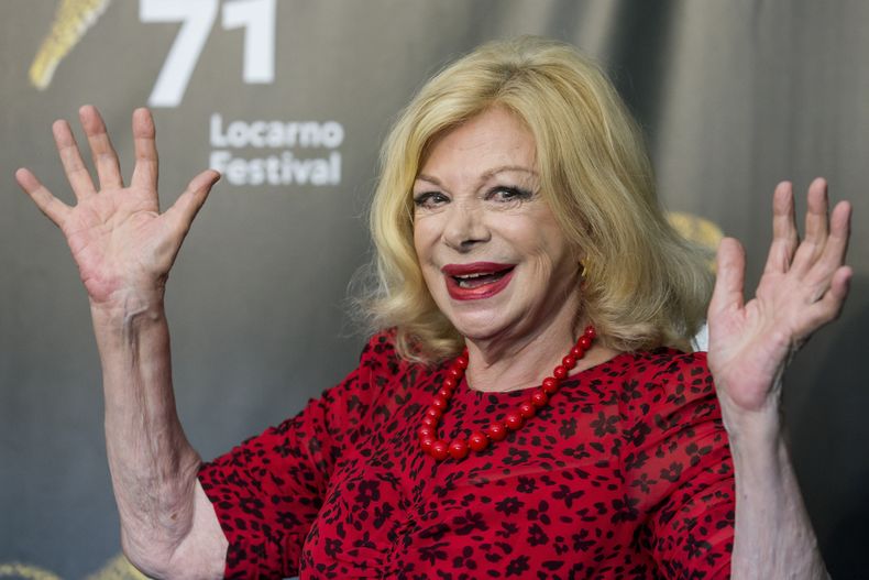ARCHIVO - La actriz italiana Sandra Milo posa durante una sesión fotográfica de la película Un nemico che ti vuole bene en la 71a edición del Festival Internacional de Cine de Locarno el martes 7 de agosto de 2018, en Locarno, Suiza. Milo, un ícono del cine italiano que jugó un papel clave en “8½” de Federico Fellini y luego se convirtió en su musa, murió el lunes 29 de enero de 2024, dijo su familia. Tenía 90 años. (Alexandra Wey/Keystone via AP, archivo)
