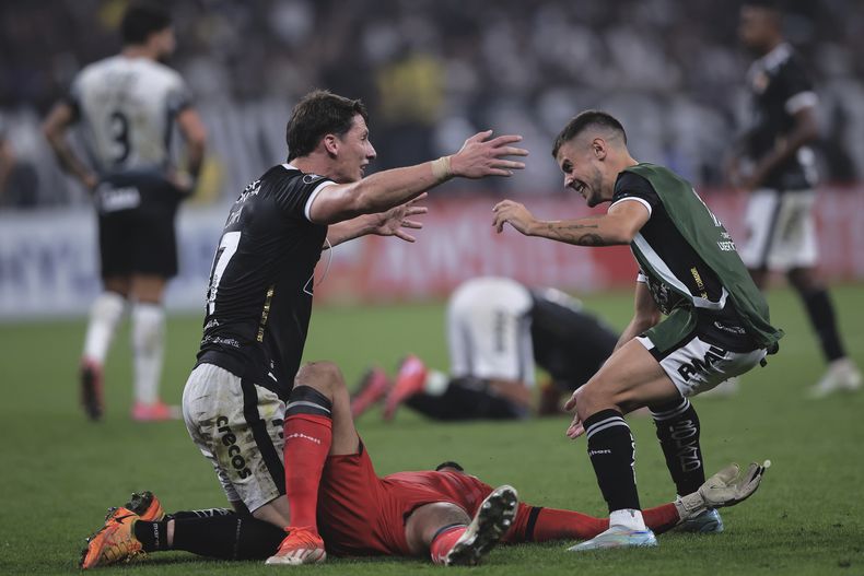Jugadores del Barcelona de Ecuador celebran tras el pitido final del partido de la Copa Libertadores contra el Corinthians de Brasil, en el estadio Neo QuÌmica Arena en Sao Paulo, el 12 de marzo de 2025. (AP Foto/Ettore Chiereguini)