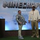 Jack Black, izquierda, y Jason Momoa posan durante una sesión de fotos para la promoción de la película A Minecraft Movie en la Ciudad de México, el viernes 21 de marzo de 2025. (Foto AP/Marco Ugarte)