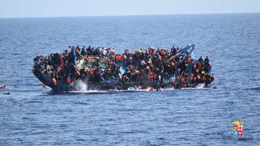 mas de cien desaparecidos al volcar un barco con 160 pasajeros en nigeria