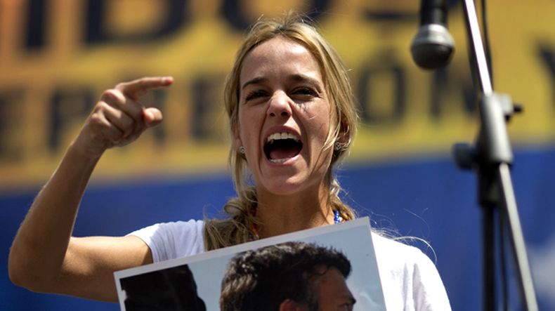 La esposa de Leopoldo López, Lilian Tintori, denunció que el dirigente opositor ya lleva tres semanas aislado y tampoco se le permite recibir visitas.