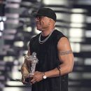 ARCHIVO - LL Cool J presenta el premio al video del año durante los MTV Video Music Awards, el 12 de septiembre de 2023, en el Prudential Center en Newark, Nueva Jersey. (Foto Charles Sykes/Invision/AP, archivo)