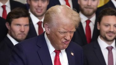 El presidente estadounidense Donald Trump hace un gesto al sostener un palo de hockey durante una ceremonia con los Panther de Florida en la Casa Blanca, el lunes 3 de febrero de 2025, en Washington. (AP Foto/Alex Brandon)