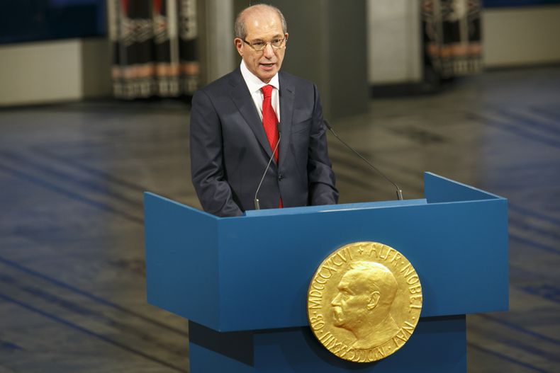 Ahmet Uzumcu, director general de la Organizaci&oacute;n para la Prohibici&oacute;n de las Armas Qu&iacute;micas, habla en la ceremonia de entrega del premio Nobel de la paz de 2013 en el ayuntamiento de Oslo, el martes 10 de diciembre de 2013. La organiz