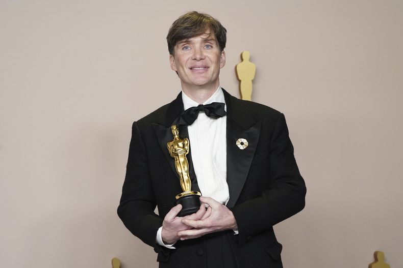 ARCHIVO - Cillian Murphy posa en la sala de prensa con el premio a mejor actor por Oppenheimer en los Oscar en Los Ángeles el 10 de marzo de 2024. (Foto Jordan Strauss/Invision/AP, archivo)