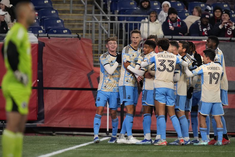 El Union de Filadelfia celebra su tanto ante el Revolution de Nueva Inglaterra, el miércoles 8 de octubre de 2023, en un partido de playoffs de la MLS (AP Foto/Charles Krupa)