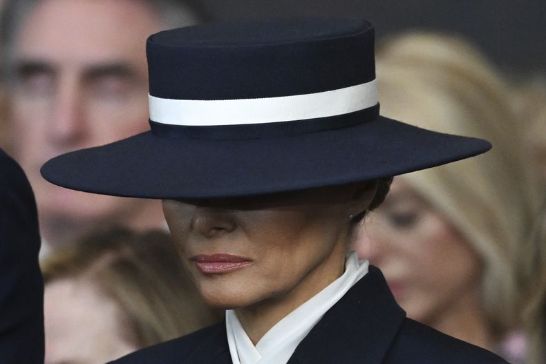 La primera dama Melania Trump espera una bendición durante la 60ª toma de posesión presidencial en la Rotonda del Capitolio de los Estados Unidos en Washington, el lunes 20 de enero de 2025. (Saul Loeb/Pool foto vía AP)
