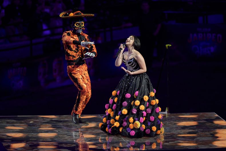 Ángela Aguilar, hija de Pepe Aguilar, canta en el espectáculo Jaripeo hasta los huesos tour 2024 en el Honda Center en Anaheim, California, el viernes 29 de marzo de 2024. El espectáculo rinde homenaje al Día de Muertos, una conocida celebración mexicana. (Foto AP/Damian Dovarganes)
