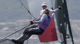 Las suecas Rebecca Netzler y Vilma Bobeck festejan tras conseguir la plata olímpica en la regata de esquife, el viernes 20 de 2024, en Marsella, Francia (AP Foto/Jacquelyn Martin)