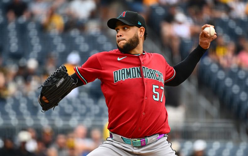 Eduardo Rodríguez de los Diamondbacks de Arizona lanza contra los Piratas de Pittsburgh, el miércoles 29 de julio de 2026, en Pittsbugh. (AP Foto/Justin Berl)