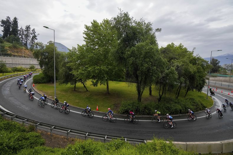 Las competidoras durante la carrera de ruta del ciclismo de los Juegos Panamericanos en Santiago, Chile, el domingo 29 de octubre de 2023. (AP Foto/Esteban Félix)