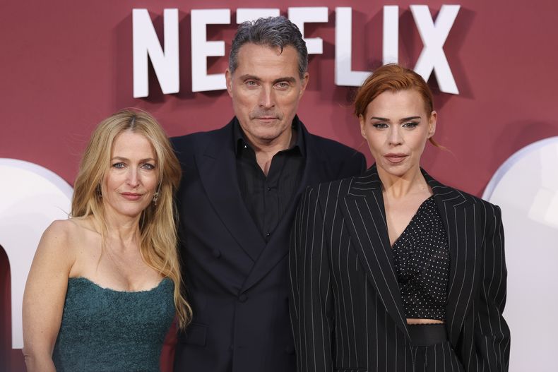 Gillian Anderson, de izquierda a derecha, Rufus Sewell y Billie Piper posan a su llegada al estreno mundial de la película Scoop el miércoles 27 de marzo de 2024 en Londres. (Foto Vianney Le Caer/Invision/AP)
