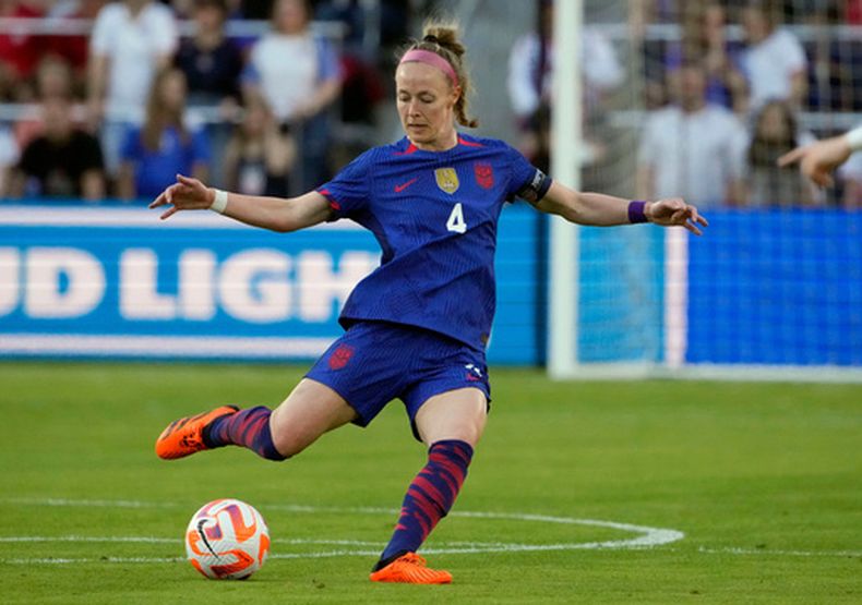 ARCHIVO - Foto del 11 de abril del 2023, la estadounidense Becky Sauerbrunn maneja el balón en un encuentro amistoso ante Irlanda antes de la Copa Mundial en Australia. (AP Foto/Jeff Roberson, Archivo)
