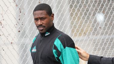 ARCHIVO - Antonio Brown camina tras ser liberado de una cárcel de Miami, el 13 de noviembre de 2025. (AP Foto/Lynne Sladky)