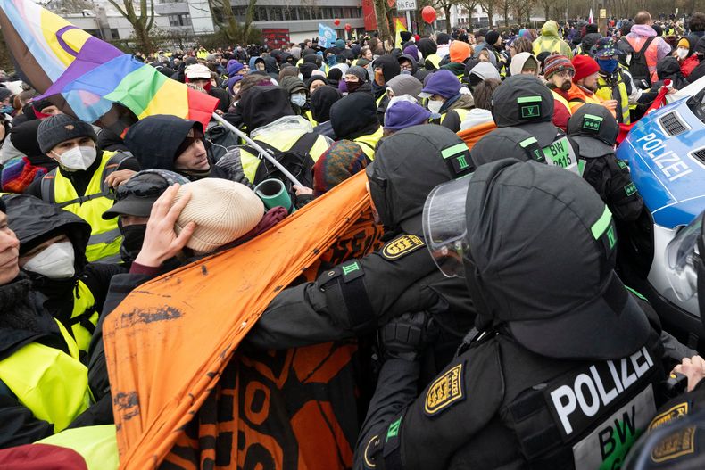 Policías y manifestantes se enfrentan en Giessen, Alemania, el sábado 29 de noviembre de 2025, cuando la nueva organización juvenil de ultraderecha Alternativa para Alemania se prepara para inaugurar su convención fundacional. (Boris Roessler/dpa vía AP)