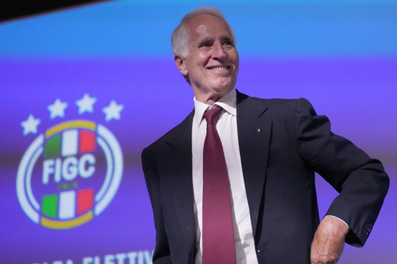 ARCHIVO - Giovanni Malago sonríe tras ser elegido presidente de la Federación Italiana de fútbol, el lunes 22 de junio de 2026, en Roma. (Alfredo Falcone/LaPresse vía AP)