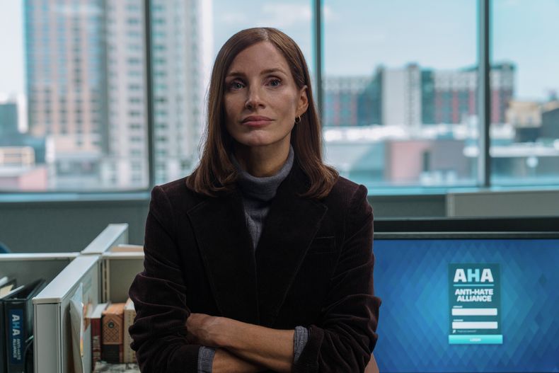 Esta imagen publicada por Apple TV+ muestra a Jessica Chastain en una escena de The Savant. (Elizabeth Fisher/Apple TV+ via AP)