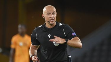 ARCHIVO - Foto del 6 de agosto del 2020 el árbitro Szymon Marciniak reacciona durante la ronda de octavos de final de la Europa League entre el Wolverhampton y el Olympiakos. El viernes 2 de junio del 2023, la UEFA restaura a Marciniak para la final de la Liga de Campeones tras disculparse por aparecer en un evento de la extrema derecha en Polonia. (AP Foto/Rui Vieira, File)