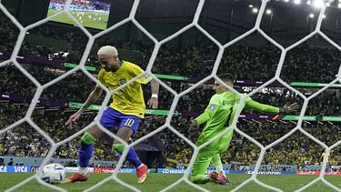 Neymar anota y empata a Pelé como máximo anotador de Brasil