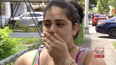voraz incendio destruye el techo de una casa en hialeah
