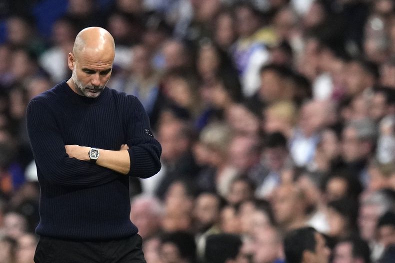 Pep Guardiola, entrenador del Manchester City, se lamenta durante el partido de repesca de la Liga de Campeones ante el Real Madrid, el miércoles 19 de febrero de 2025 (AP Foto/Manu Fernández)