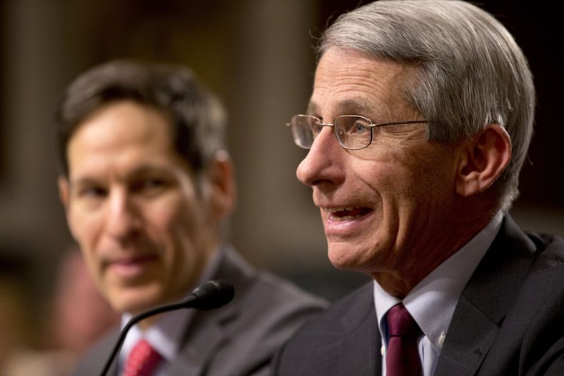 El director de los Centros para el Control y Prevenci&oacute;n de Enfermedades, Thomas Frieden, (izquierda) escucha al director del Instituto Nacional de Alergias y Enfermedades Infecciosas, Anthony Fauci, durante una audiencia en el Capitolio, el mi&eacu