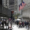 ARCHIVO - Personas caminan frente a la Bolsa de Valores el 1 de octubre de 2024, en Nueva York. (AP Foto/Peter Morgan, Archivo)
