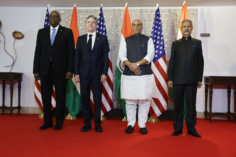 Izquierda a derecha, secretario de Defensa de EEUU, Lloyd Austin; secretario de Estado, Antony Blinken; secretario de Defensa de India, Rajnath Singh, y ministro del Exterior, Subrahmanyam Jaishankar posan en el llamado Diálogo 2+ 2 en la cancillería india, Nueva Delhi, viernes 10 de noviembre de 2023. (Jonathan Ernst/Pool Photo via AP)